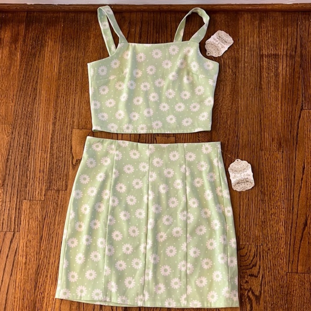 NWT LIME GREEN SKIRT AND CROP TANK SET WITH WHITE DAISYS AND DOTS